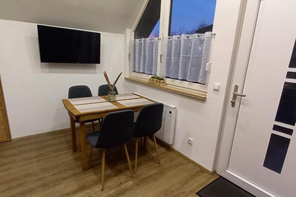 Kleine, Gemuetliche Dachgeschosswohnung Laudenbach  Bagian luar foto